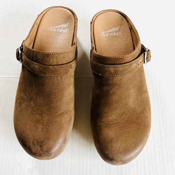 Dansko Sz 9 Berry Nubuck Tan Leather Suede Buckle Hardware Strap Clogs Slip On - Picture 2 of 9